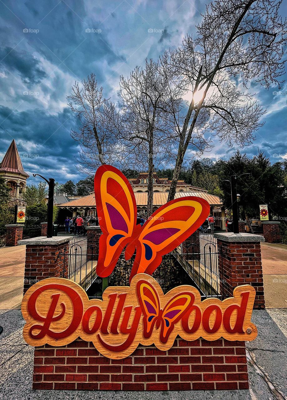 Dollywood Theme Park in Tennessee, American Amusement Parks, fun activities in America, American country music icon, American country music star, Dolly Parton’s Amusement Park, Dollywood in the USA, Things to do in Tennessee 