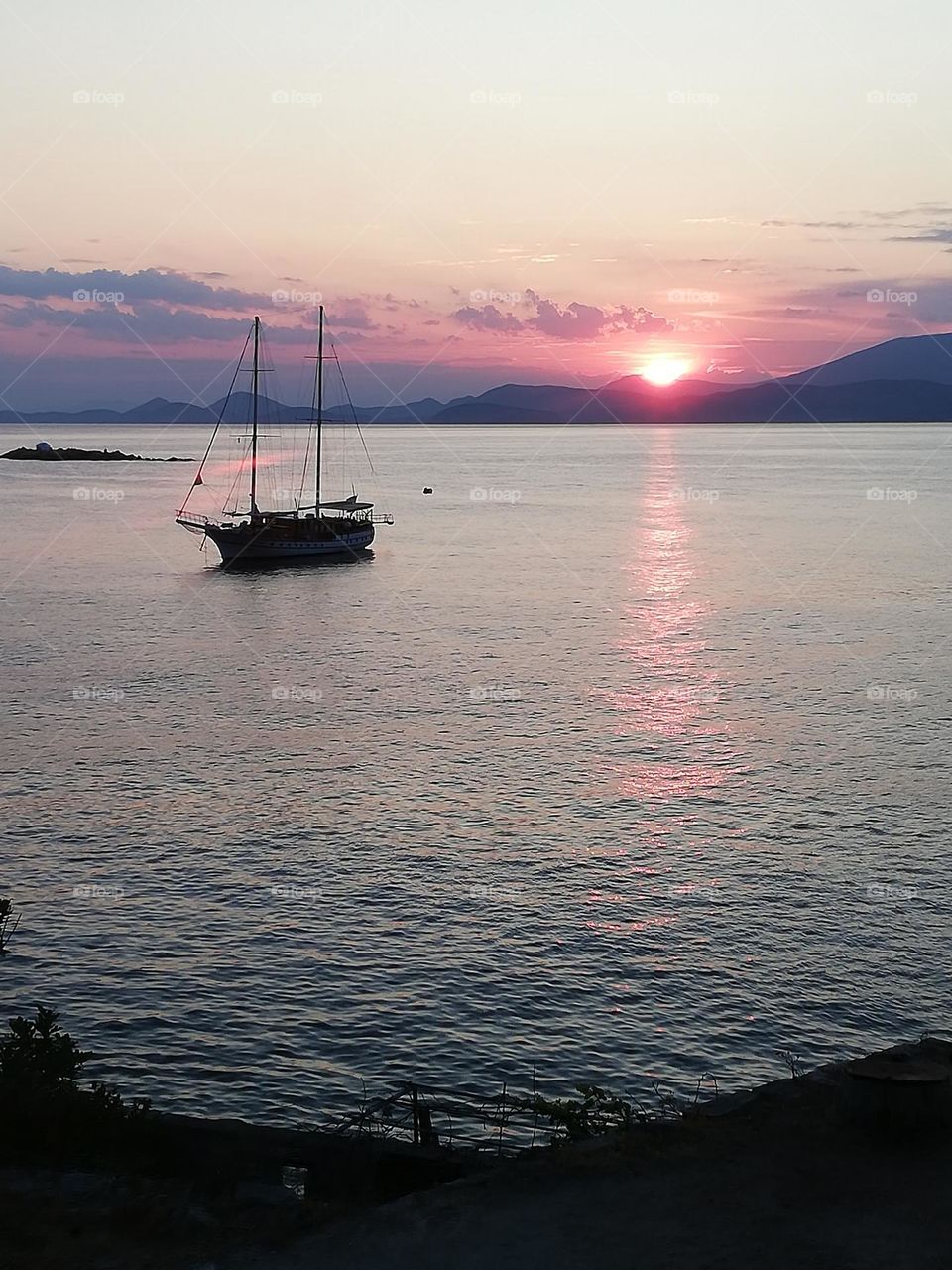 Feeling peaceful watching the sunset in these candy colors, admiring a traditional sloop ship.