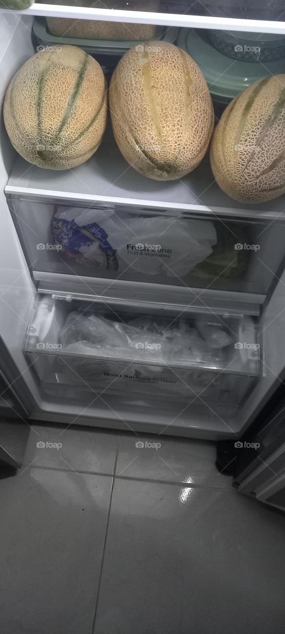 Melon or yellow watermelon is a spherical or oval-shaped vegetable and plant whose color varies from green to yellow to white, and it belongs to the cucurbit family, which is sweet in taste and smells good.