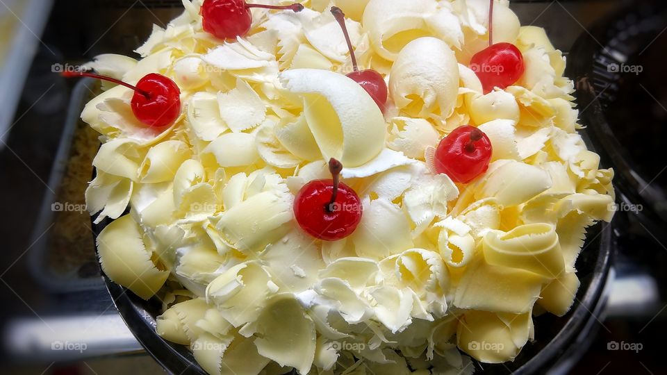 Bolo cobertura de chocolate branco.