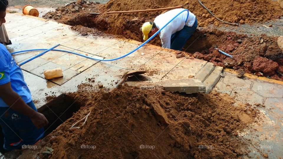 Homens trabalhando. Saneamento.