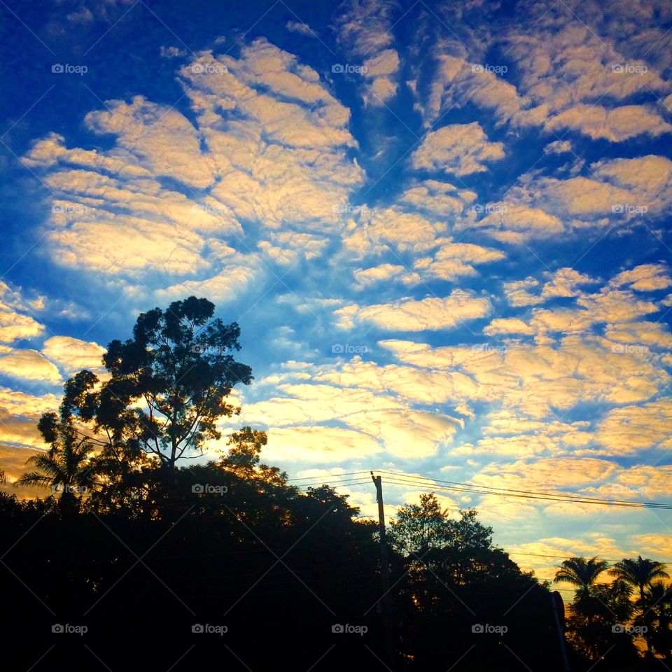 Nosso amanhecer de nuvens coloridas e céu bonito!