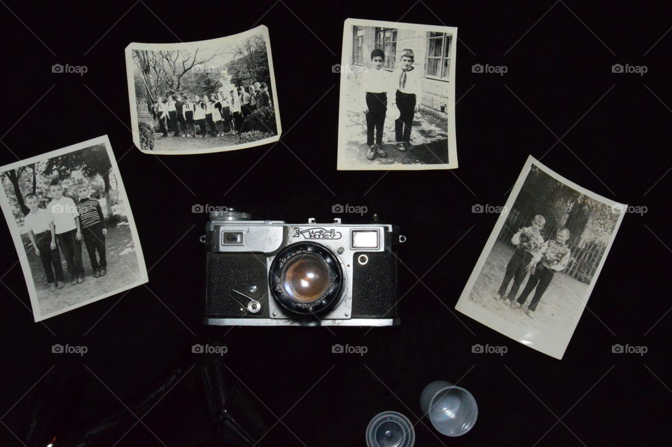 old photos, black and white photos, retro, camera, cues, dark background,