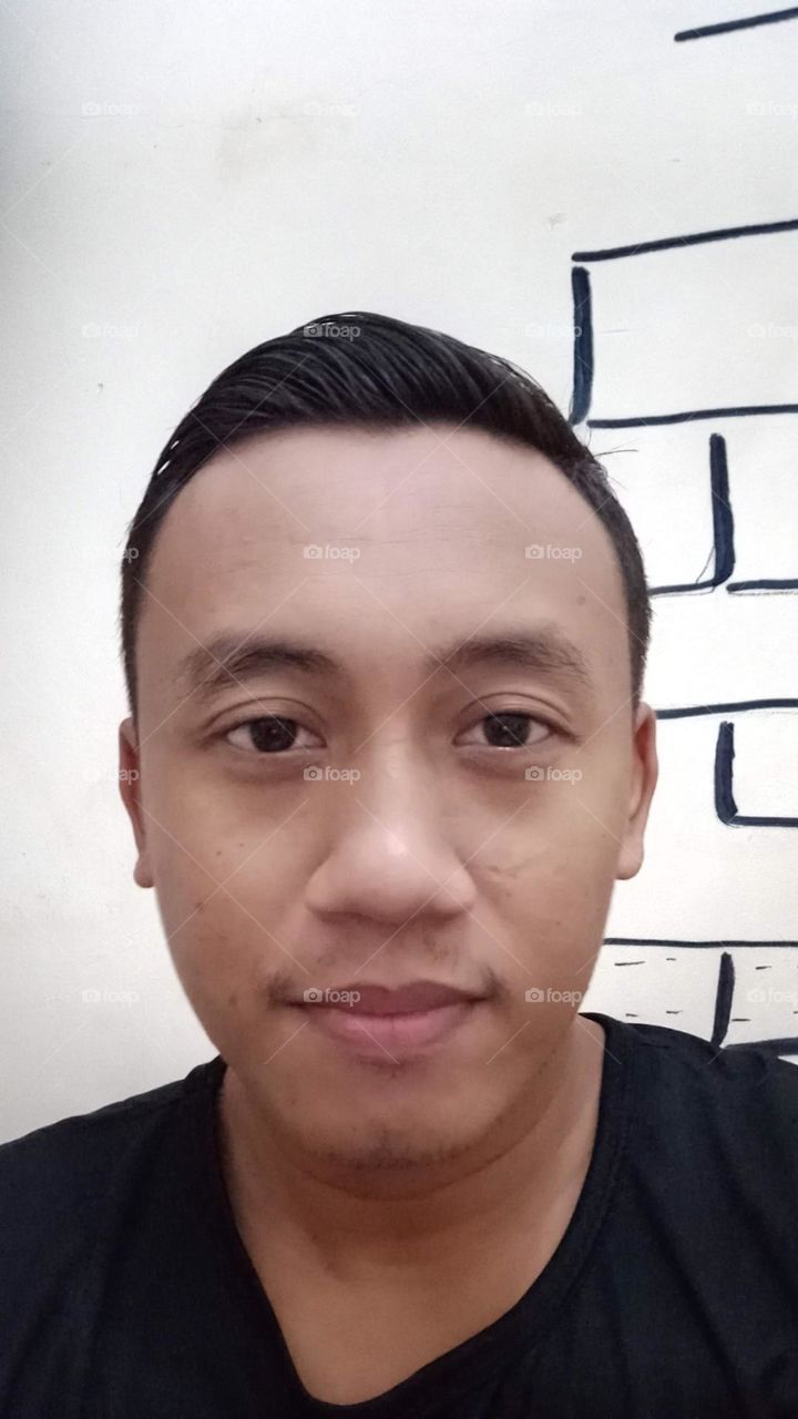 Side view of neat men's hairstyle