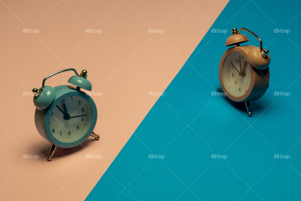 Dual pastel colors retro alarm clock. Fice minutes to twelve