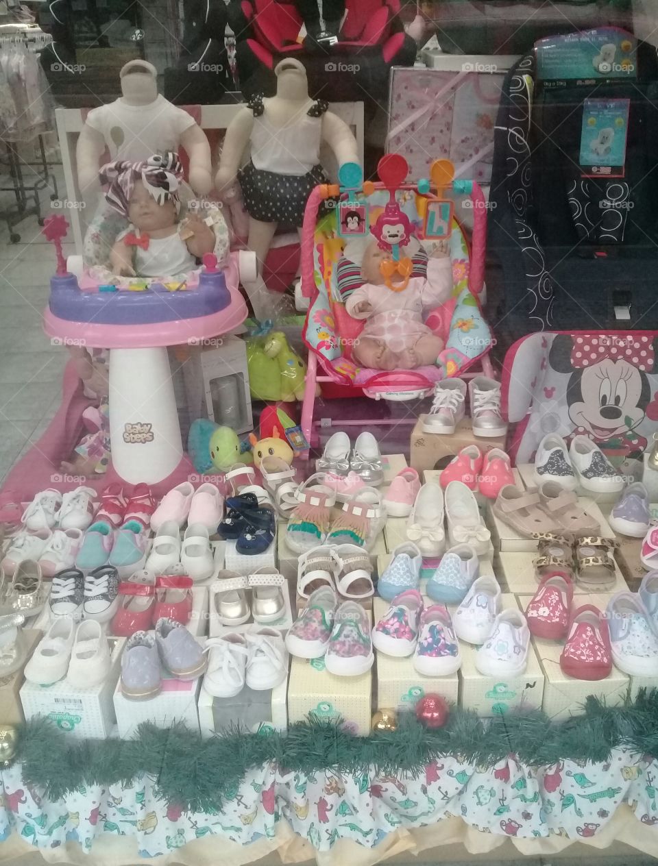 escaparate de tienda dedicada a la venta de artículos para bebés  (Ciudad de Moreno, provincia de Buenos Aires)