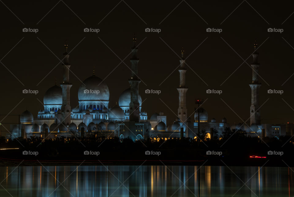 Night shot of the Sheikh Zayed Grand Mosque in Abu Dhabi