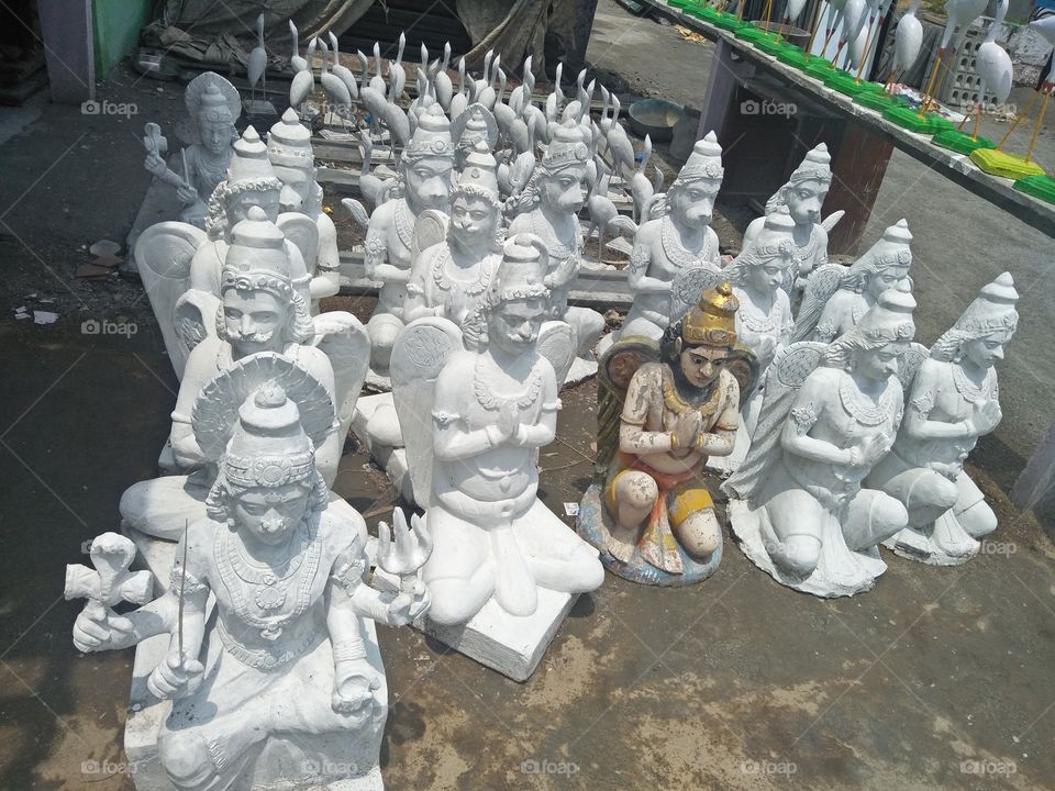 statues