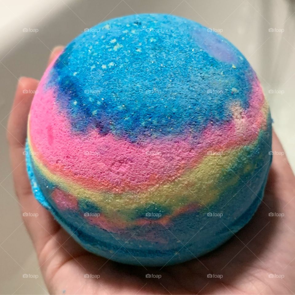 The universe in a bath bomb 