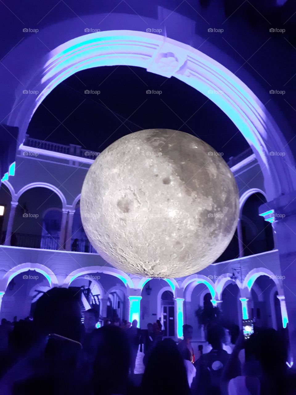 representación de la luna en edificio público mexicano, muestra artística