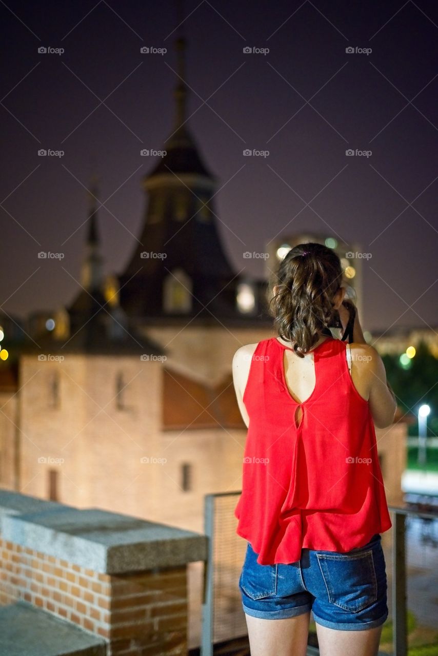 Taking photos in the night at Madrid 