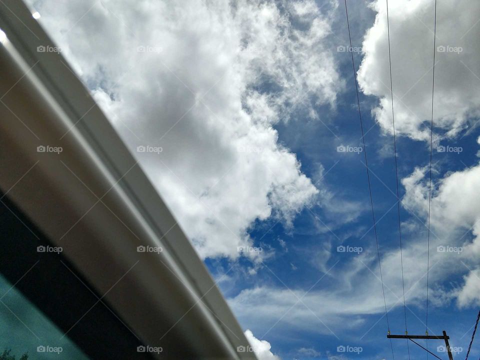 O céu e as nuvens da janela do meu carro.
