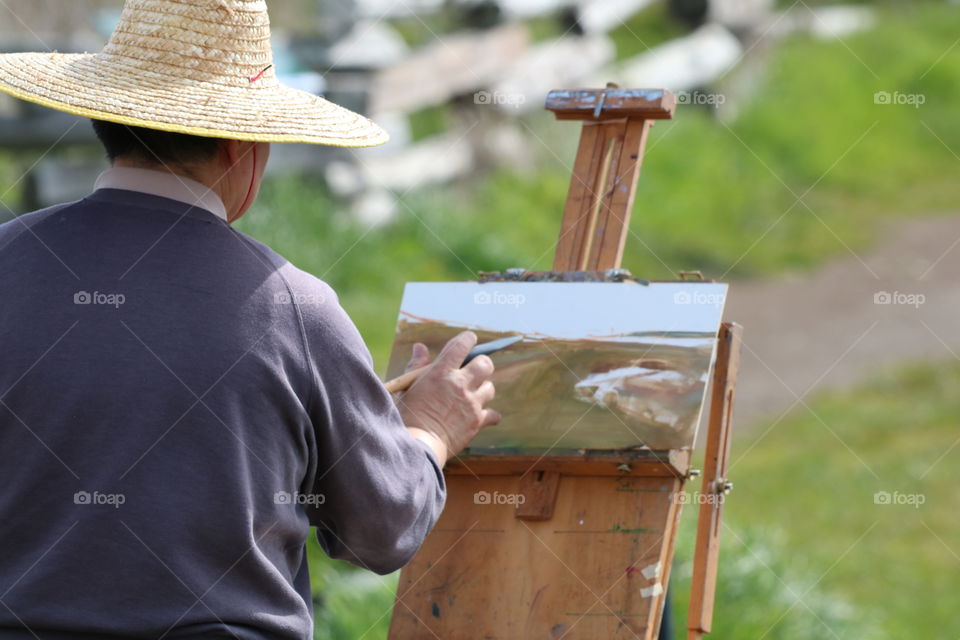 The artist painting the nature 