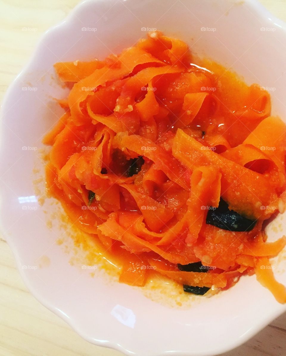 Tallarines de zanahoria con salsa de tomate 