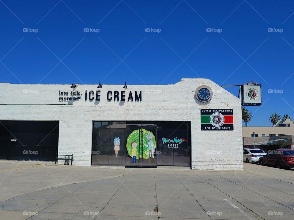 Photo shows a clear blue skies and popular ice cream house in pasadena