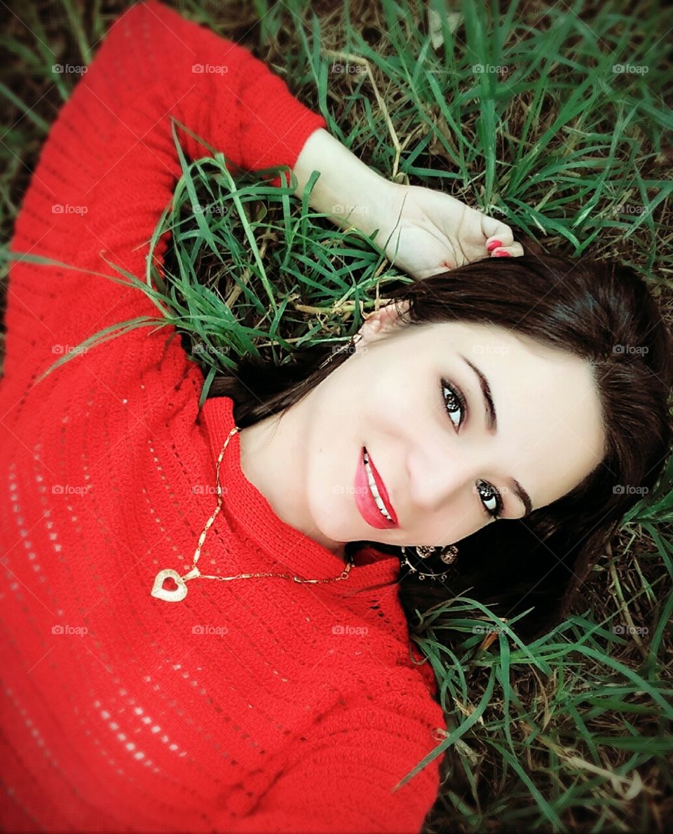 sueter rojo.
red Outfits 
sonrisas, smile woman