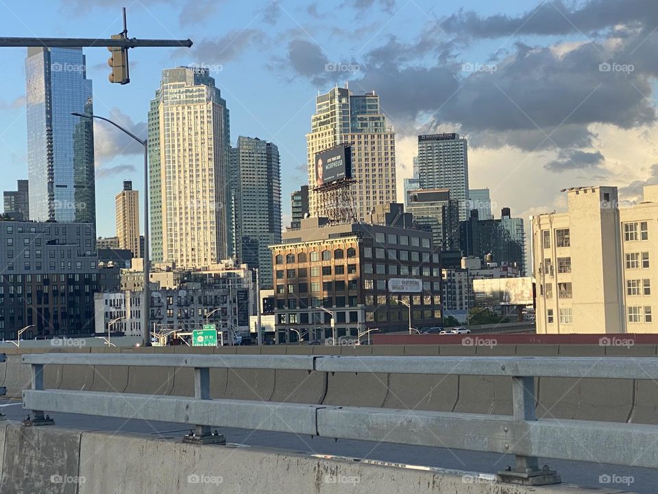 The light of the setting sun makes the motif of the skyscrapers of “Long Island City”, Queens as seen from the “Pulaski Bridge” appear all the more becoming. It brings out the plasticity of the buildings even more so. 2023. Hypnotic Productions