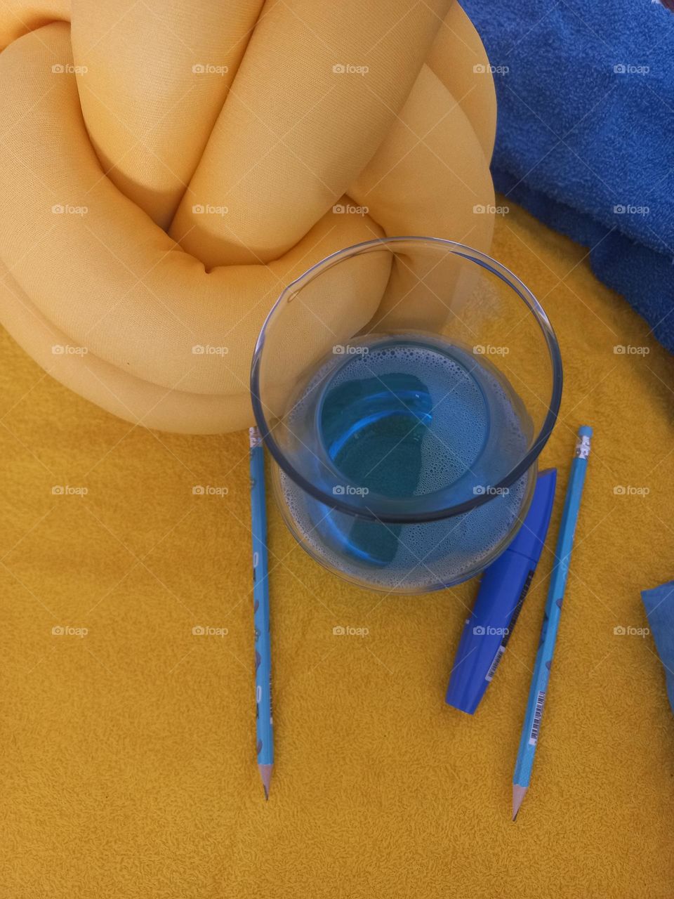 A cor amarela. É uma cor quente que remete a coisas alegres. É a cor da jovialidade, do lúdico, da recreação e do otimismo. Ela é bastante funcional quando utilizada para alertar sobre os perigos