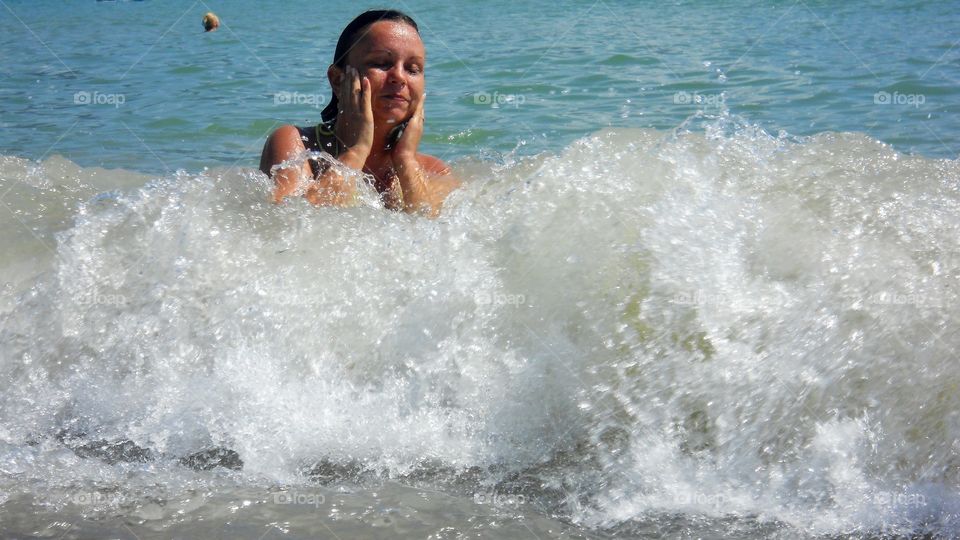 Enjoying in the power of waves