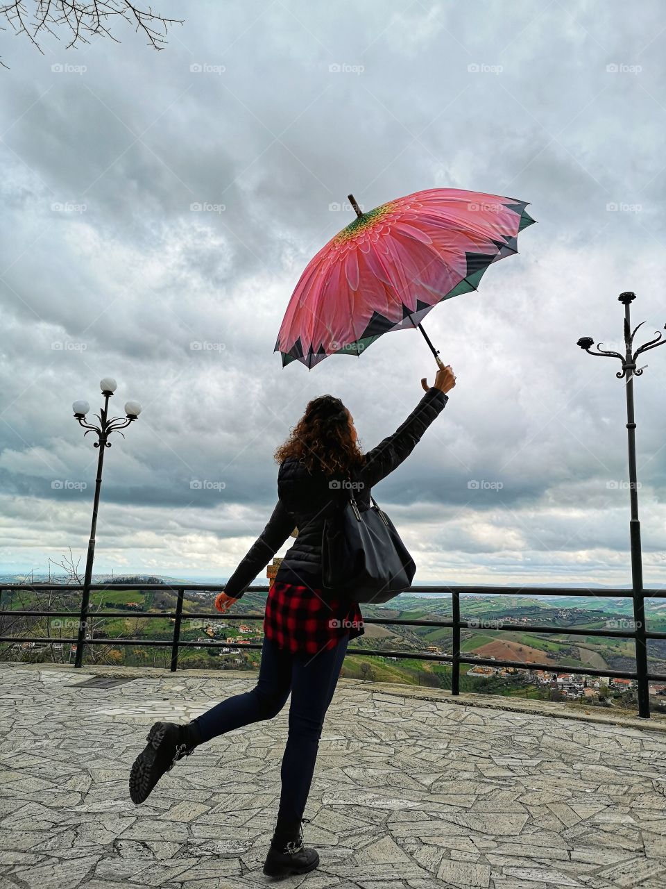 Play with the umbrella in the rain