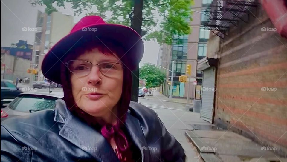 Goofing around for the camera we are once again engaging in „Clinton Hill“, Brooklyn stoop culture which means either sitting, watching and talking or simply dancing around blowing kisses. Silly but fun. 2023. Hypnotic Productions