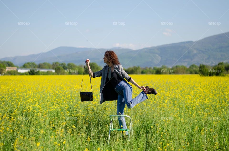 Fun Photoshoot in Rapeseed field