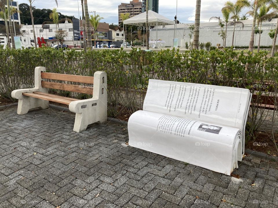 🇺🇸 The nice bench in the square is in the shape of… a book!  What a great idea to encourage reading! (Bragança Paulista City, Brazil) / 🇧🇷 O simpático banco da praça é em formato de… livro! Que ideia sensacional para incentivar a leitura!