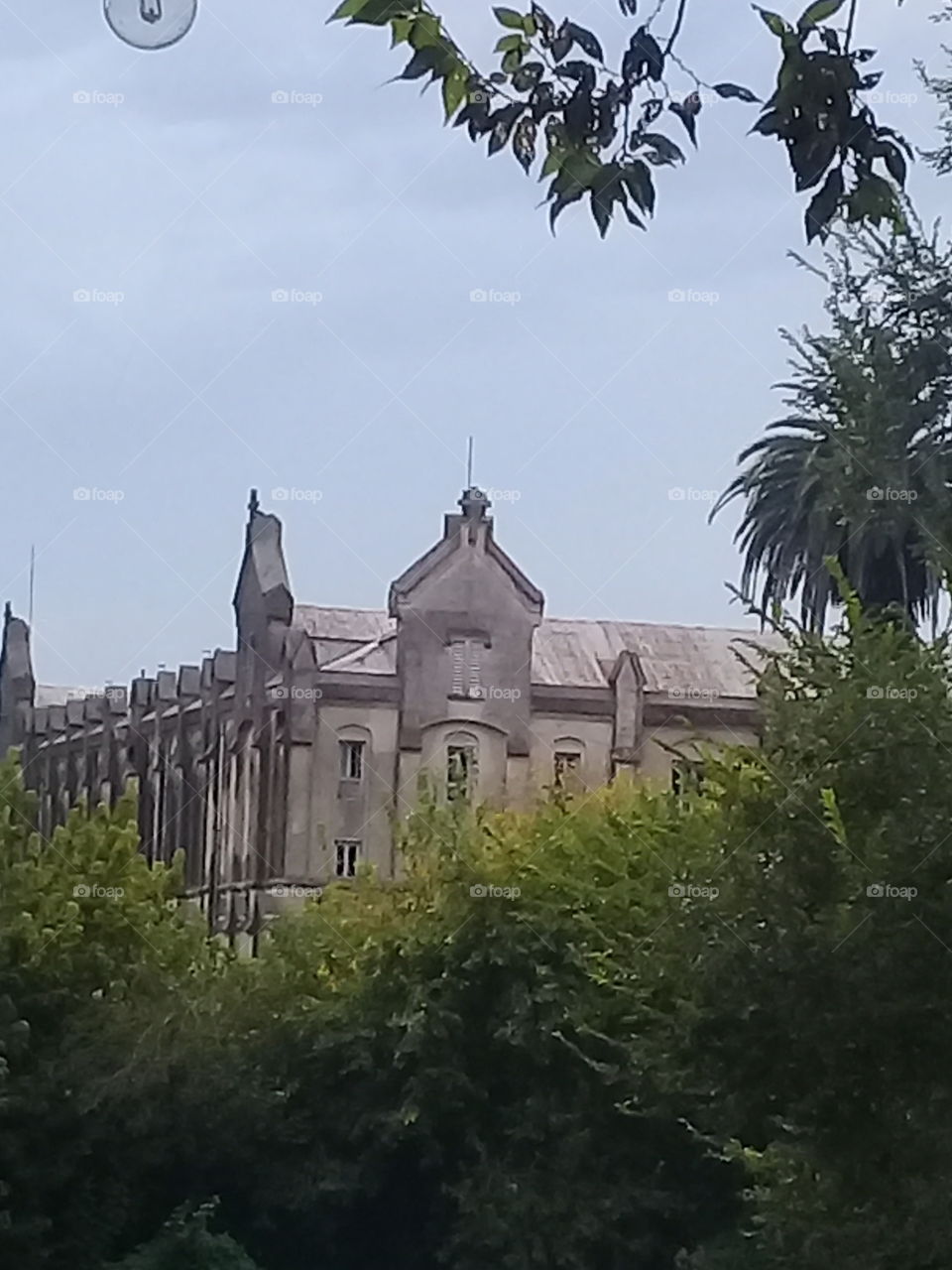muy antiguo edificio ubicado en la margen del río Luján donde funciona un colegio religioso de gran prestigio.