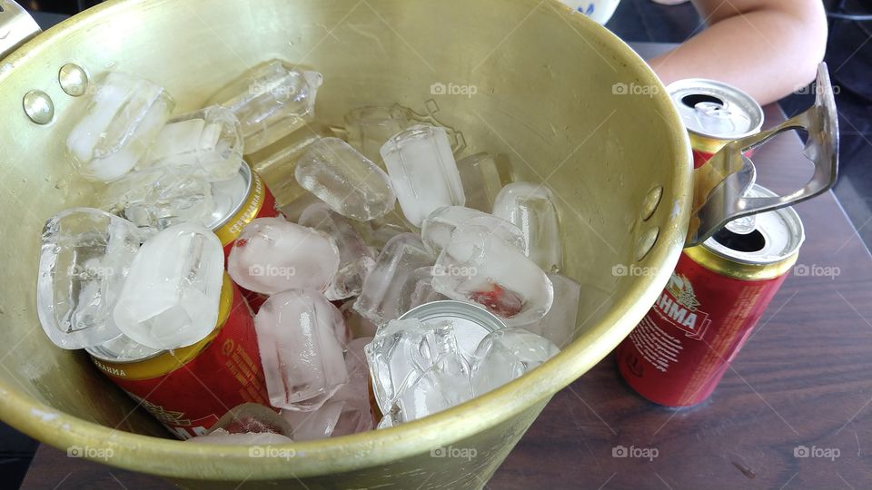 Balde no bar. Com pedras de gelo e cervejas.