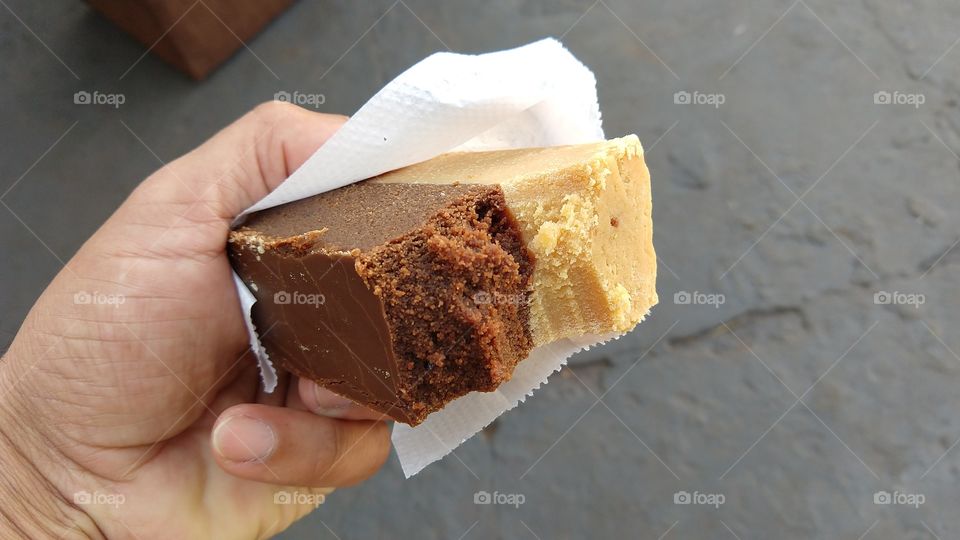 Doce de leite com chocolate.