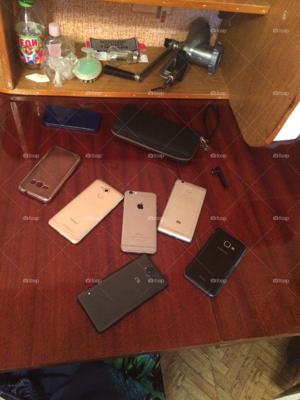 Много телефонов