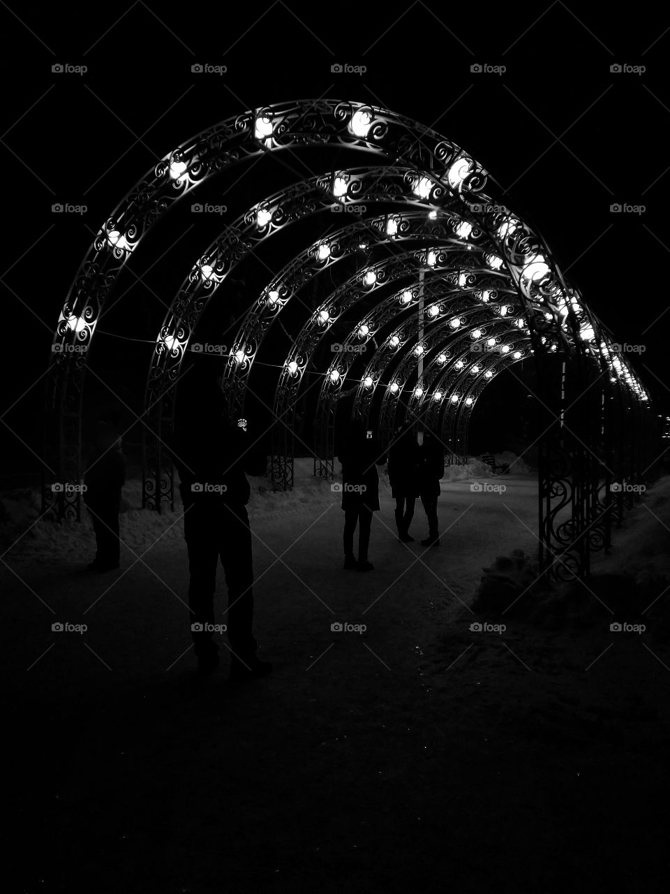 monochrome. people. park. photo. smartphone.