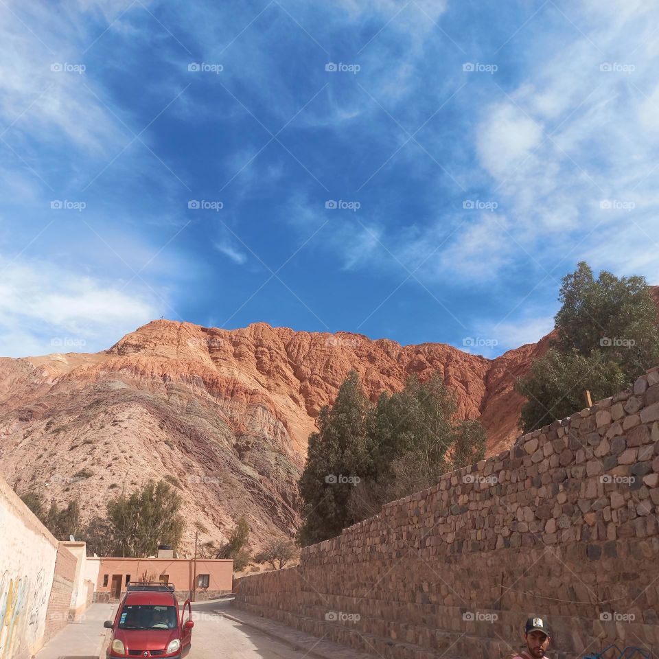 Cielo azul y montañas