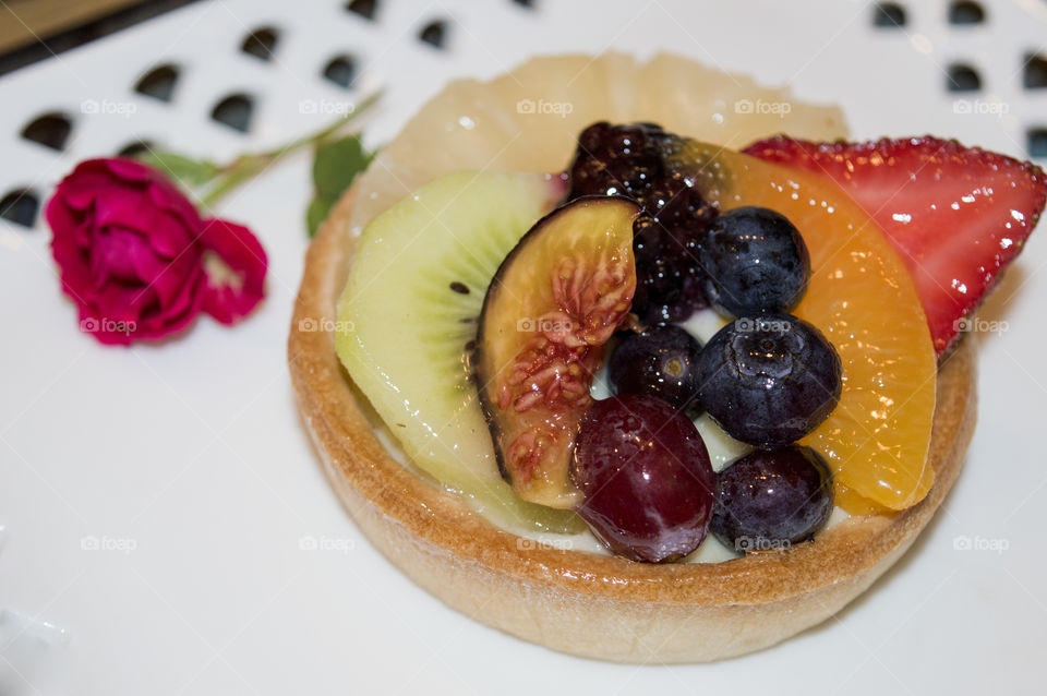 Tarte with crème pâtissière and exotic fruits 