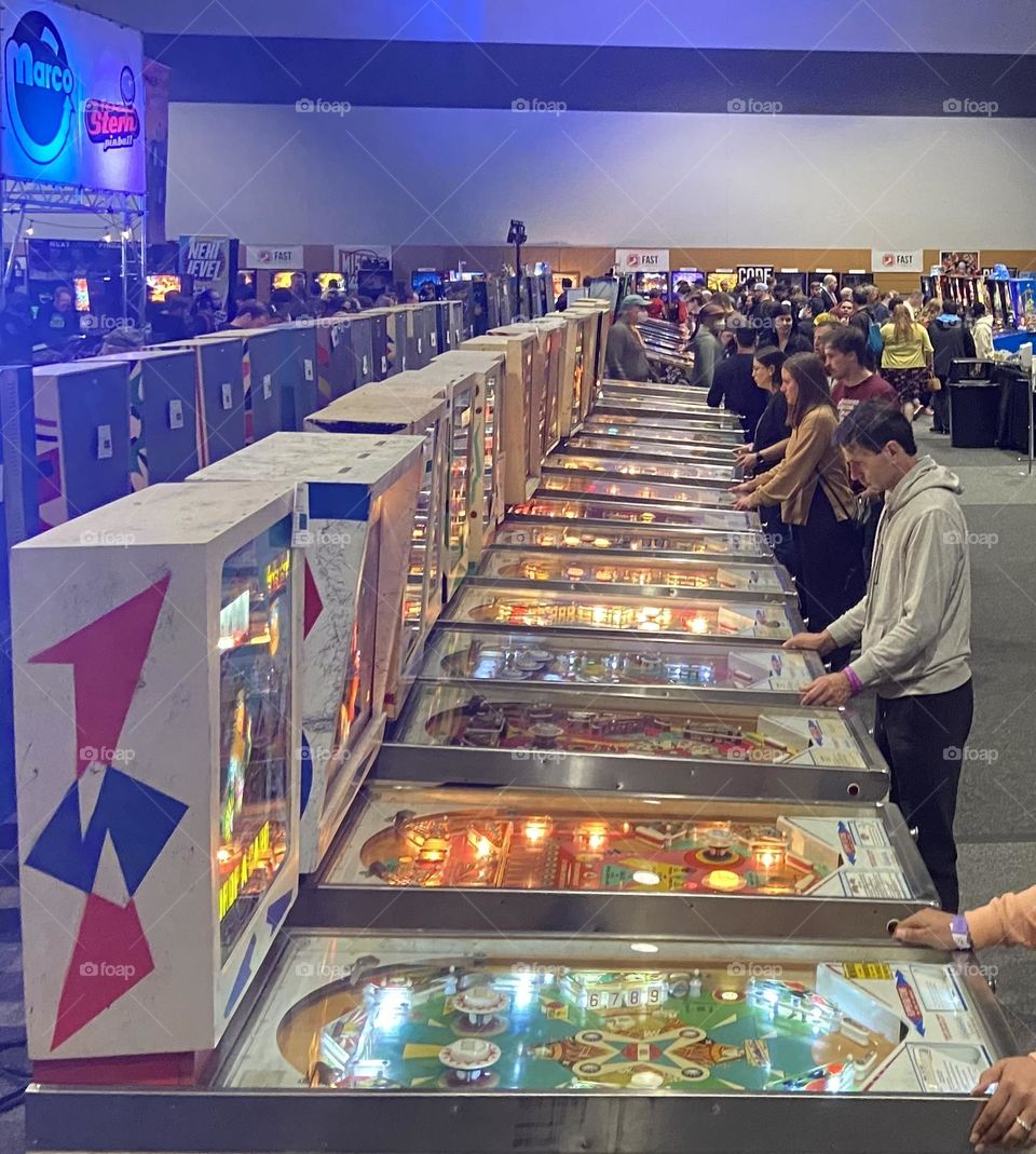 Old pinball machines at a convention