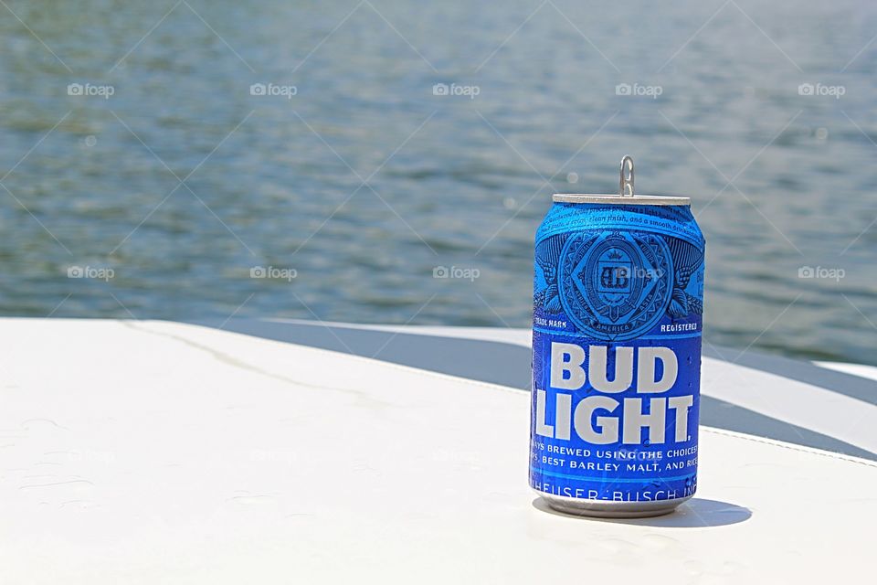 Tell me something better than a bud light at the lake 💧