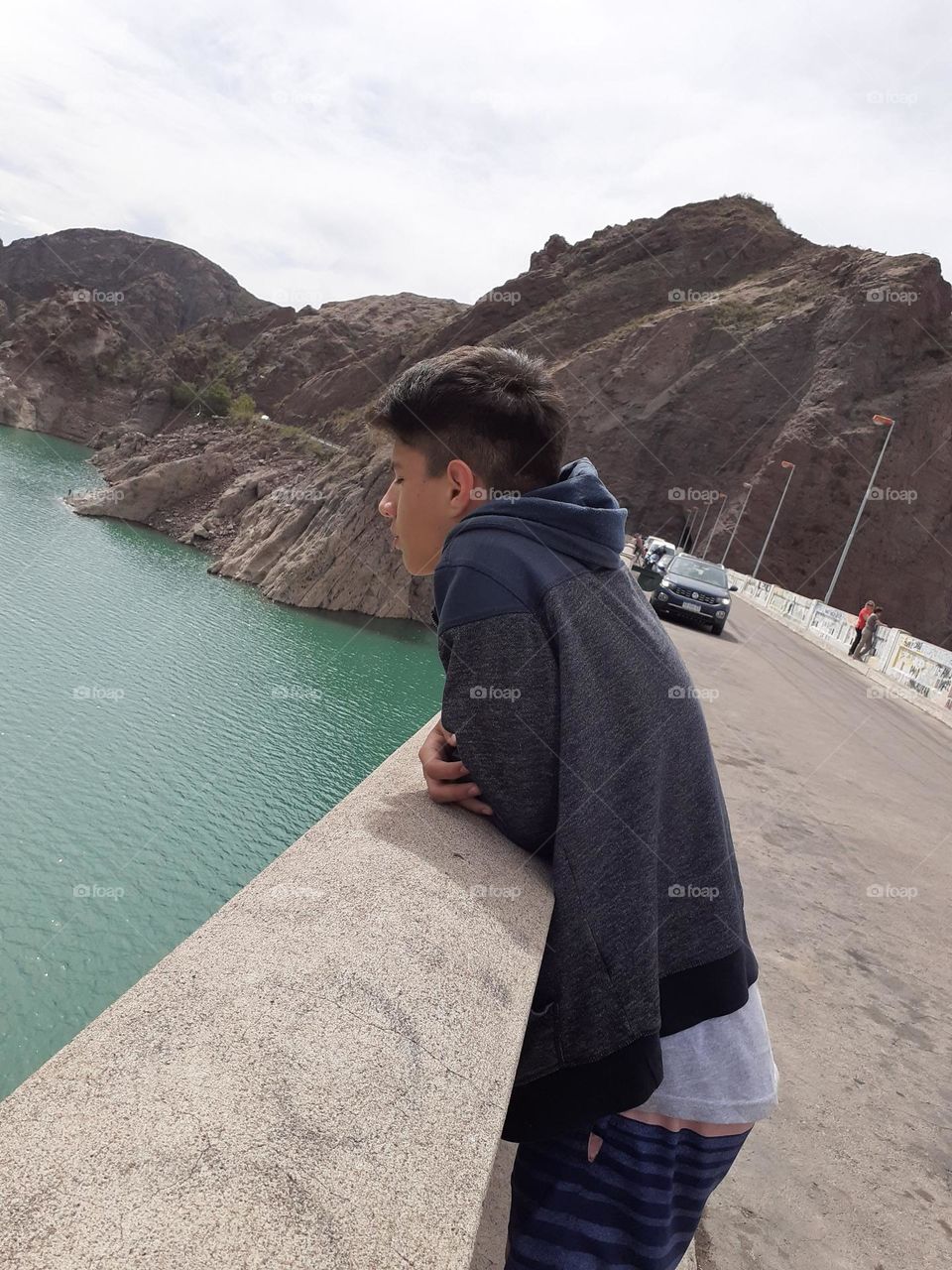 el chico se emociona ante la maravilla del paisaje