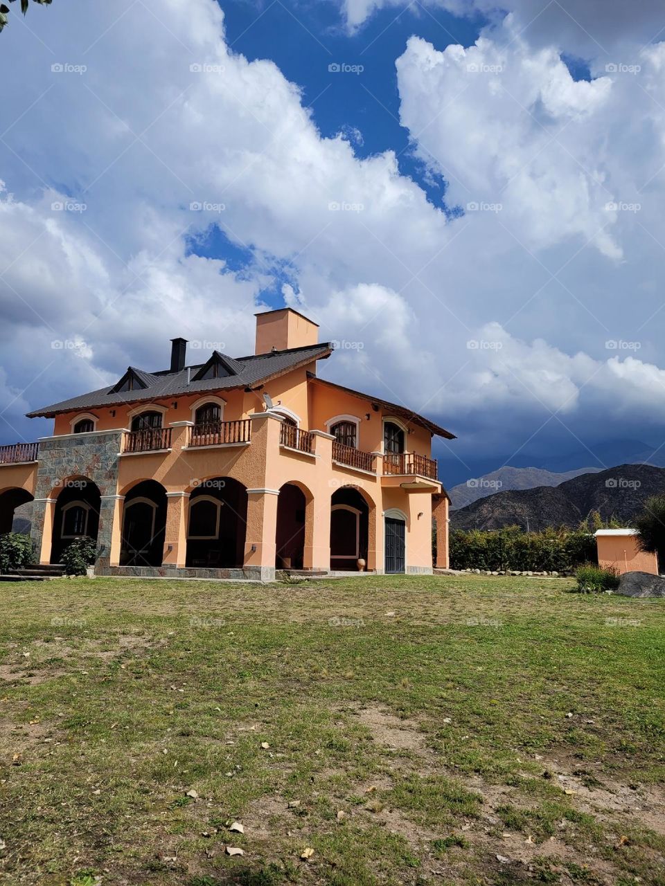 casa cerca de la montaña