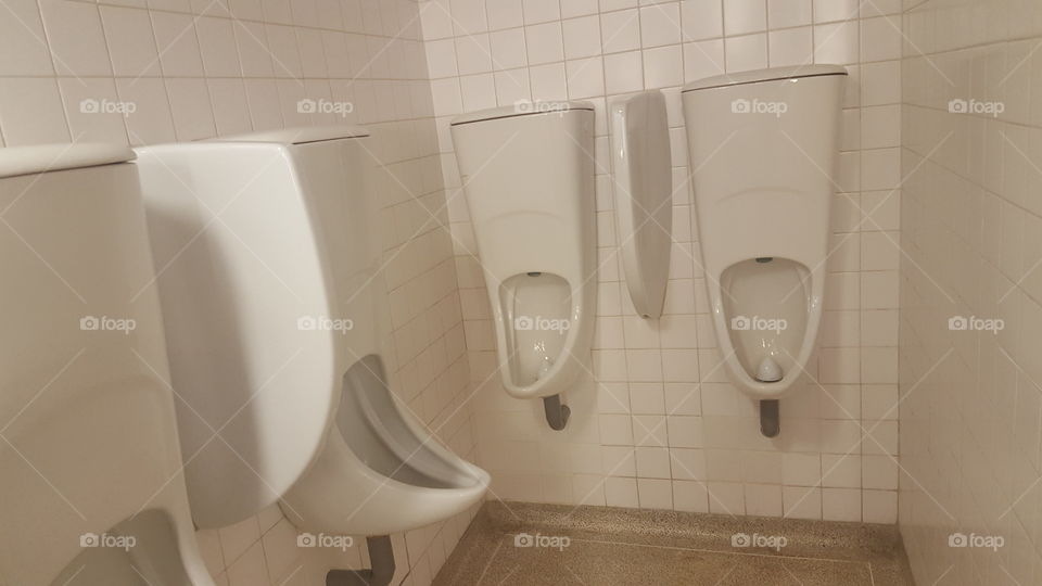 awkwardly close urinals