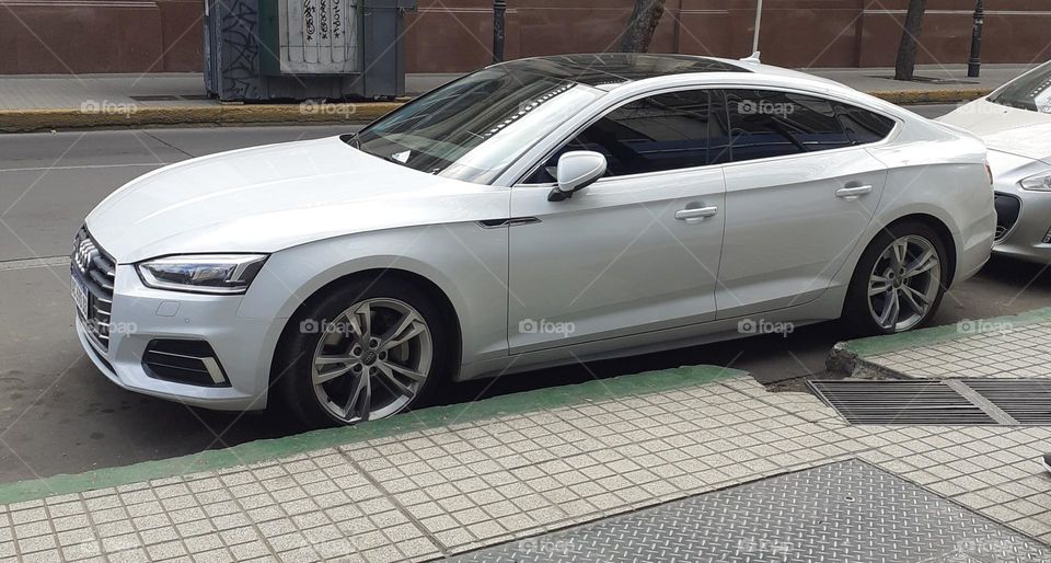 hermoso auto blanco en la ciudad