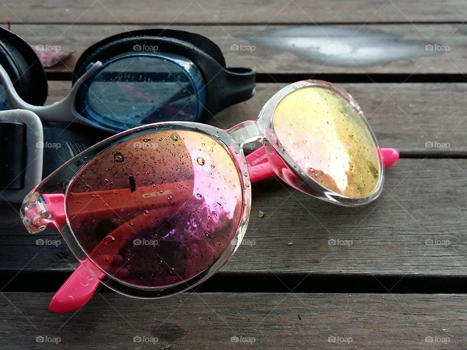 Always in my suitcase, the swimming goggles so that the children can have fun freely in the swimming pool and my sunglasses for sunbathing while watching them.