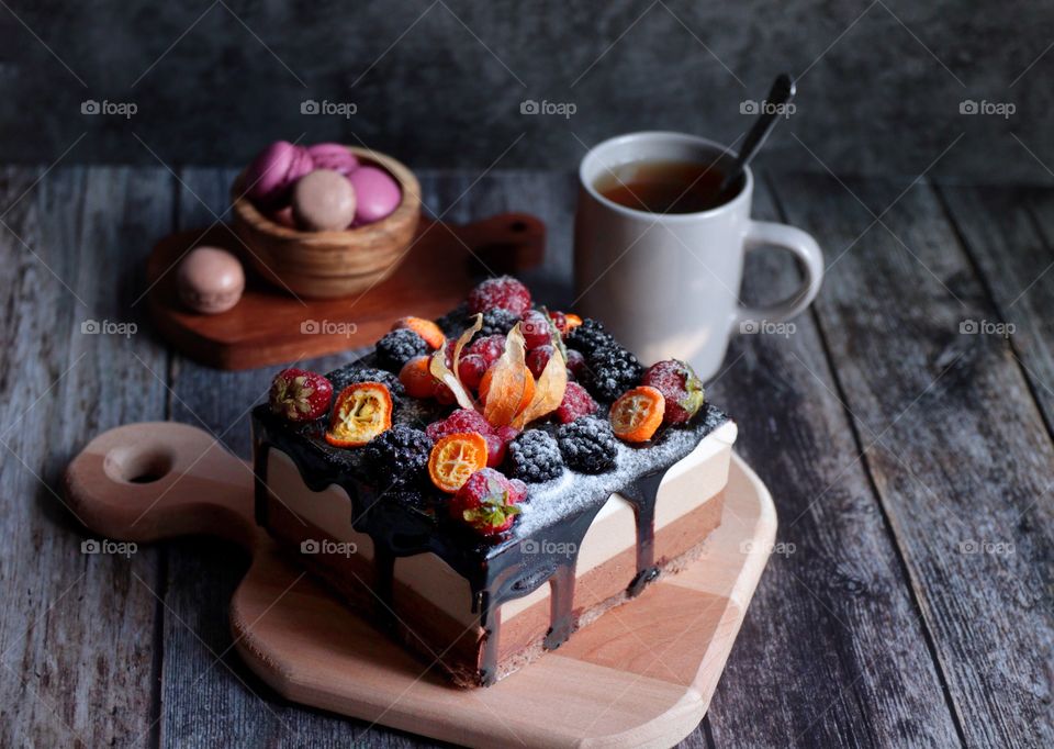 Chocolate cake with berries