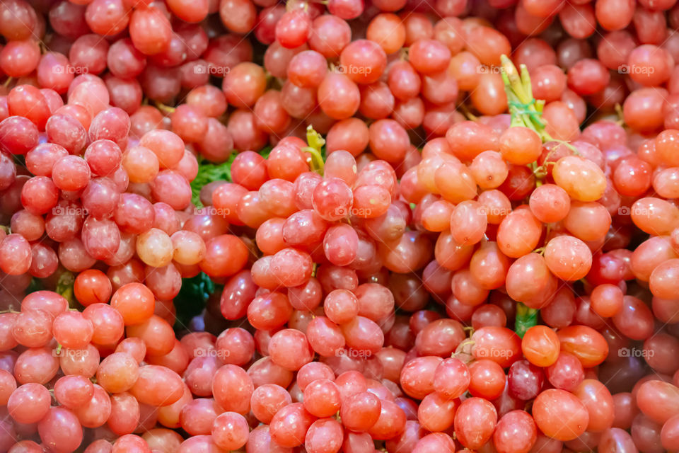 The grapes are green There are no seeds, beautifully arranged.