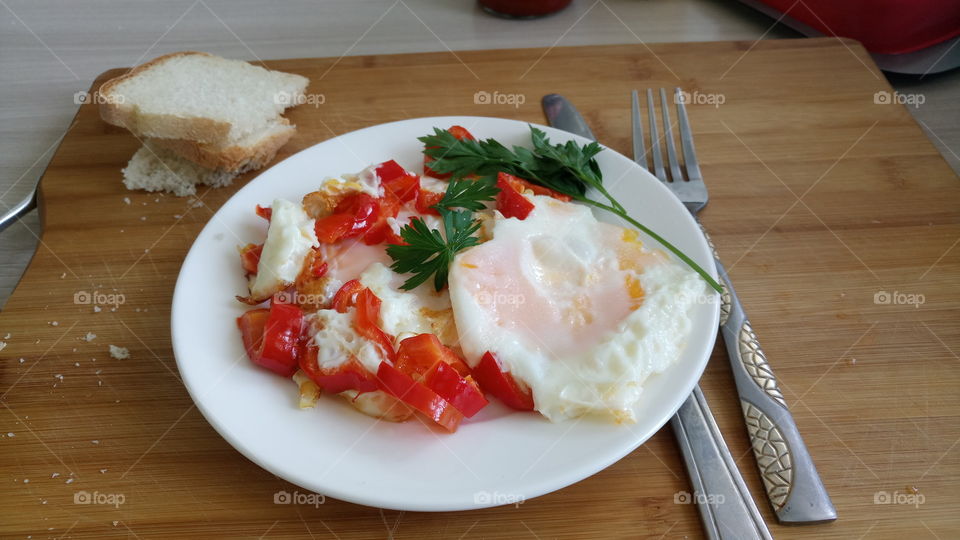 завтрак,еда,яйца,вилка,нож, зелень