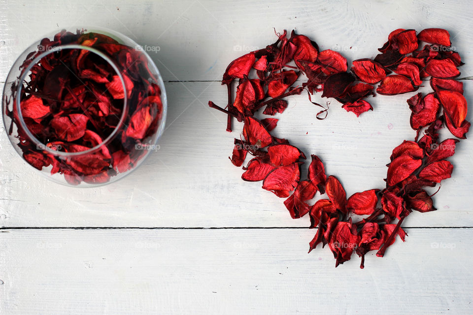 The figure in the form of a heart and a bowl of rose petals