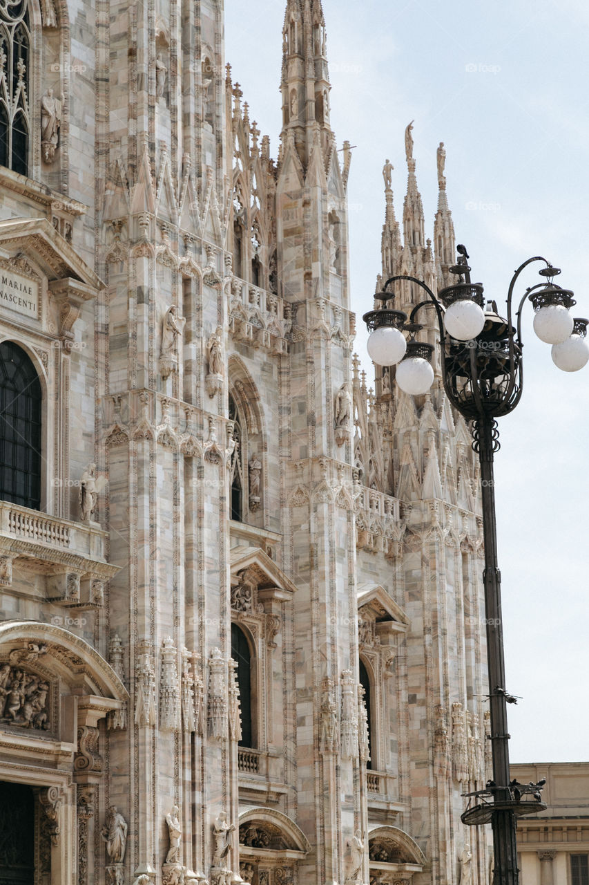 Duomo di Milano é muito linda, esteticamente por fora, em Milão é um lugar para conhecer!