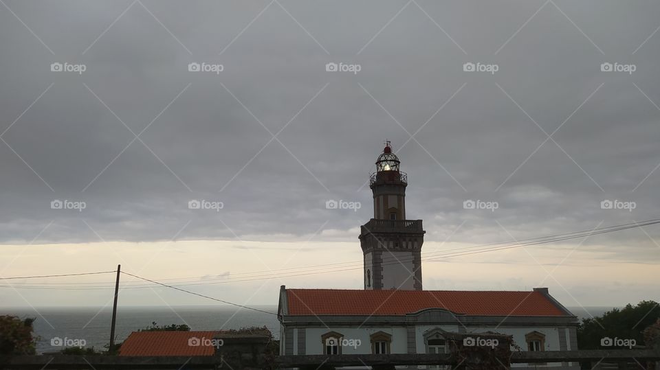 faro anocheciendo
