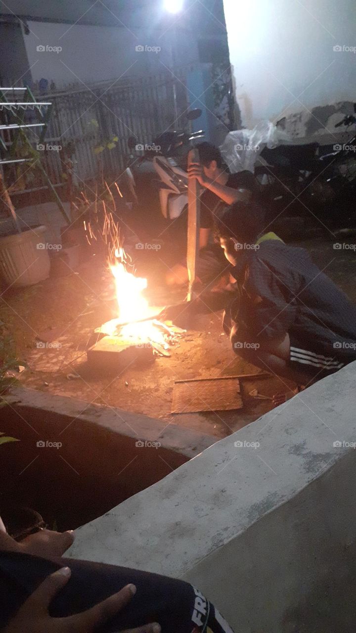 bakar bakar di halaman rumah sederhana