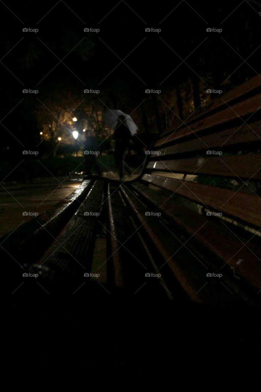 Passeggiata notturna sotto la pioggia