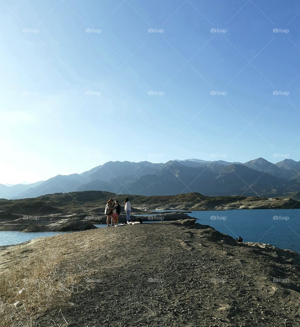 paseo en embalse y montañas